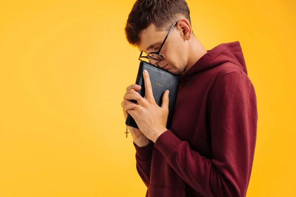 Christian Está Orando Com Olhos Fechados Com Uma Bíblia Suas — Fotografia de Stock