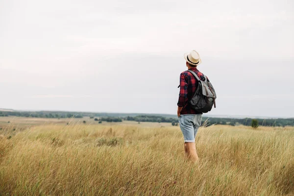 Homem Com Uma Mochila Passeio Rural Dia Verão Jovens Caminhando — Fotografia de Stock