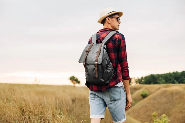 Homem Com Uma Mochila Passeio Rural Dia Verão Jovens Caminhando — Fotografia de Stock