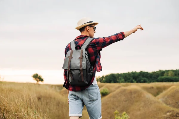 Homem Com Uma Mochila Passeio Rural Dia Verão Jovens Caminhando — Fotografia de Stock