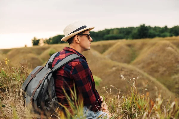 Man Sits Top Mountain Enjoys Beautiful View Nature Tourist Sits — Stock Photo, Image