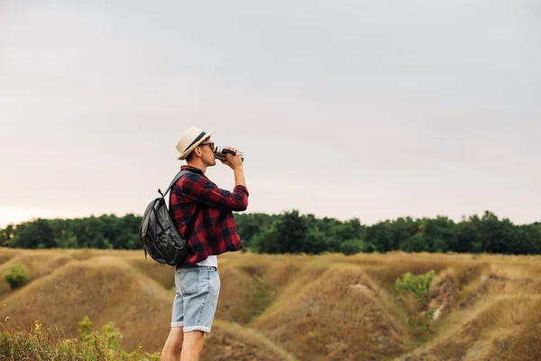 Caminhante Com Uma Mochila Senta Topo Montanha Apreciando Vista Costa — Fotografia de Stock