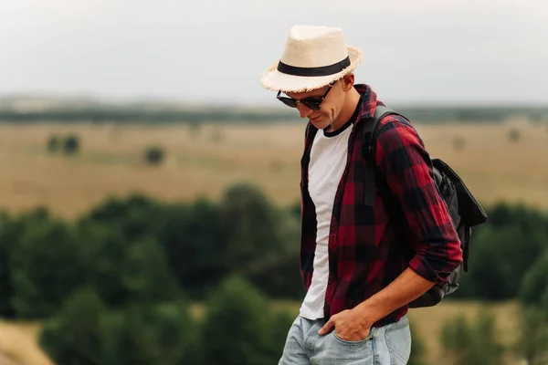 Retrato Turista Com Chapéu Andando Uma Trilha Floresta Forte Homem — Fotografia de Stock