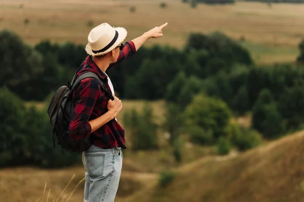 Homem Com Uma Mochila Passeio Rural Dia Verão Jovens Caminhando — Fotografia de Stock