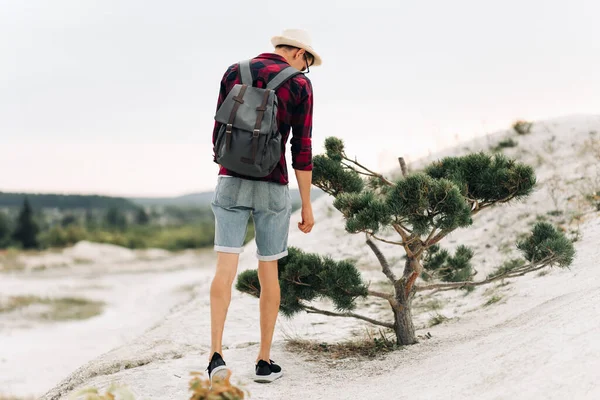 Vagabundo Com Uma Mochila Topo Das Montanhas Viajante Com Chapéu — Fotografia de Stock