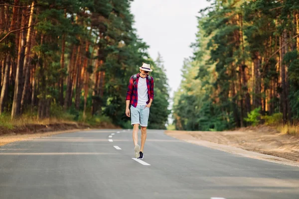 격자무늬 반바지와 모자를 여행하는 사람들 도로를 가방을 관광객 — 스톡 사진