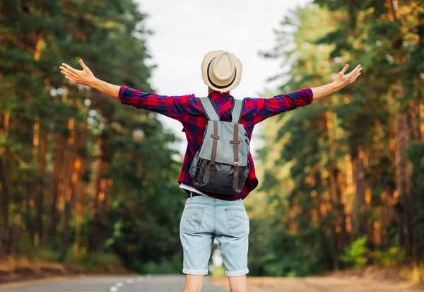 Homem Viajando Com Uma Mochila Livre Com Braços Estendidos Homem — Fotografia de Stock