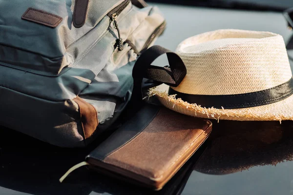 Seyahat ve kamp için en iyi manzara, (sırt çantası, kitap, şapka, harita) seyahat aksesuarları, seyahat konsepti