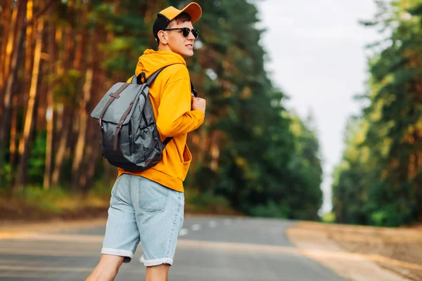 Viajante Sexo Masculino Feliz Com Mochila Viajando Estrada Longo Trilha — Fotografia de Stock