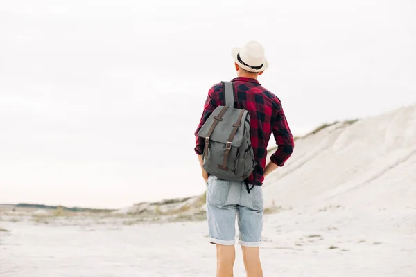 Homem Viajante Chapéu Com Uma Mochila Caminha Longo Uma Estrada — Fotografia de Stock