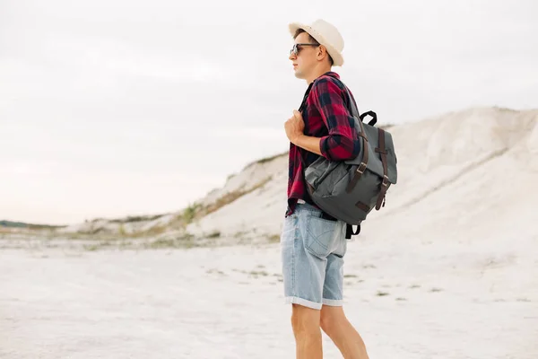 Man Traveler Hat Backpack Walks Mountain Road Man Solo Travel — Stock Photo, Image