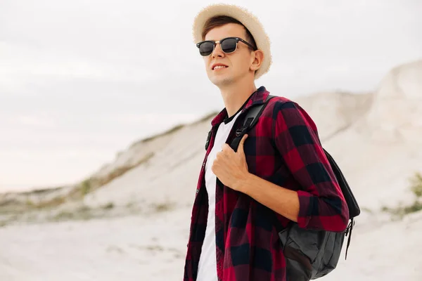 Young Male Tourist Sunglasses Backpack Hat Man Looks Mountain Landscape — Stock Photo, Image