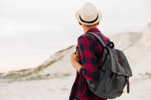 Male Hipster Traveler Backpack Hat Looking Forward Amazing Mountains Valleys — Stock Photo, Image