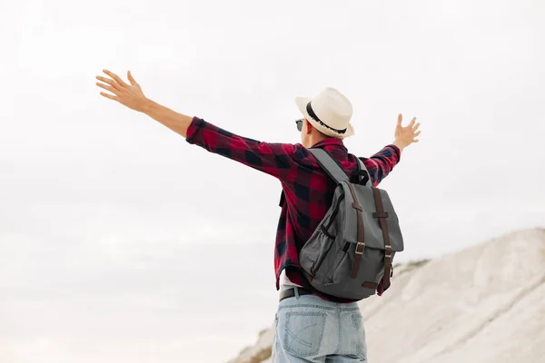 Back View Traveler Man Hat Backpack Raising His Hands Trail — Stock Photo, Image