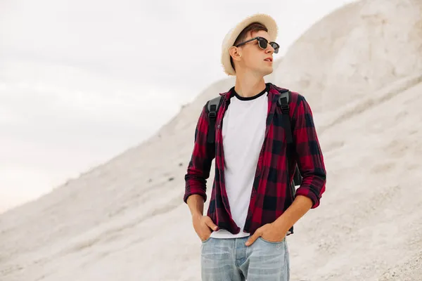 Young Male Tourist Sunglasses Backpack Hat Man Looks Mountain Landscape — Stock Photo, Image