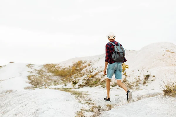 Man Backpack Strolling Alone Sandy Beach Mountains Travel Adventure Lifestyle — Stock Photo, Image