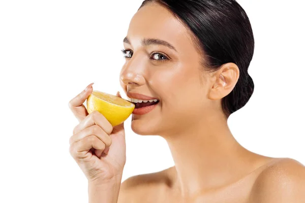Retrato Mujer Fruta Modelo Sostiene Una Jugosa Naranja Cerca Cara — Foto de Stock