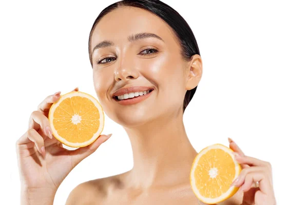 Ritratto Donna Frutta Modello Felice Tiene Arancio Succoso Vicino Viso — Foto Stock