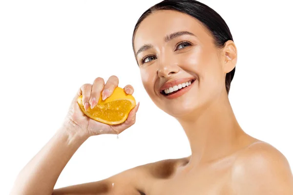 Ομορφιά Νεαρή Γυναίκα Λαμπερό Δέρμα Πιέζοντας Ένα Πορτοκάλι Στο Χέρι — Φωτογραφία Αρχείου