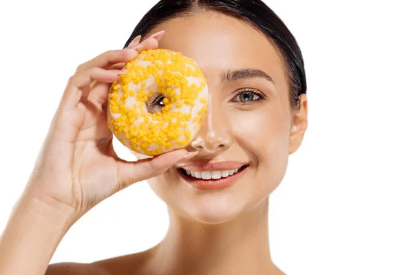 Grappig Mooi Lachend Meisje Met Een Donut Buurt Van Haar — Stockfoto