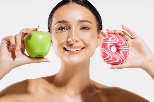 Retrato Mujer Joven Confundida Eligiendo Entre Donut Manzana Verde Aislada — Foto de Stock