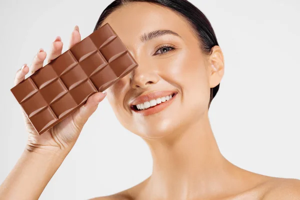 Vrolijke Mooie Vrouw Met Make Met Een Chocoladereep Haar Gezicht — Stockfoto
