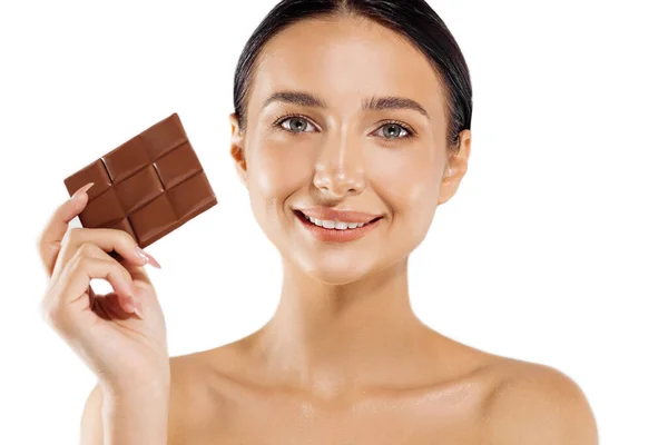 Vrolijke Mooie Vrouw Met Make Met Een Chocoladereep Haar Gezicht — Stockfoto