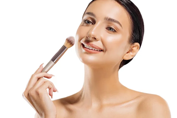 Detail Portrét Krásné Ženy Nanášení Suché Kosmetické Nadace Tvář Make — Stock fotografie