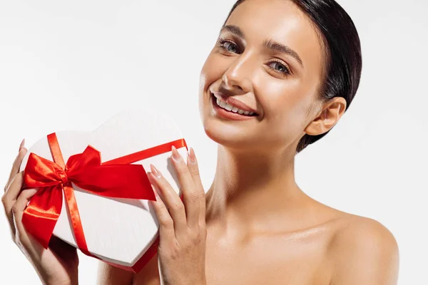 Retrato Uma Jovem Mulher Encantada Segurando Uma Caixa Presente Vermelha — Fotografia de Stock