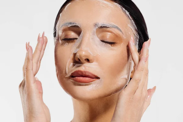 Obličeje Kosmetické Procedury Žena Tkaninou Hydratační Obličejová Maska Izolované Bílém — Stock fotografie