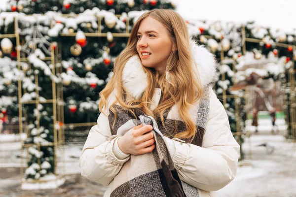 Beautiful Woman Warm Clothes Walks City Background Christmas Tree Woman — стоковое фото