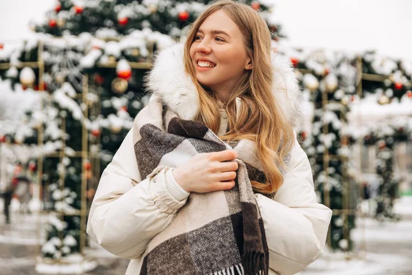 Happy Beautiful Woman Long Hair Warm Winter Jacket Scarf Posing — Fotografia de Stock