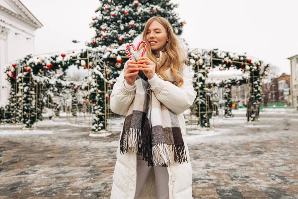 Beautiful Woman Warm Winter Jacket Scarf Stands City Street Background — Fotografia de Stock