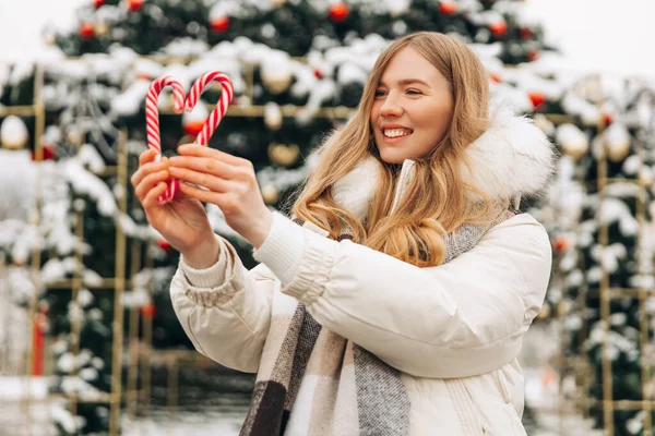 Woman Bright Christmas Lollipop City Woman Looks Heart Shaped Lollipops — Fotografia de Stock