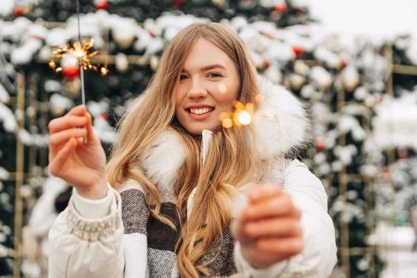Cheerful Woman Holding Sparklers Her Hand Outdoors Woman Celebrating New — Fotografia de Stock
