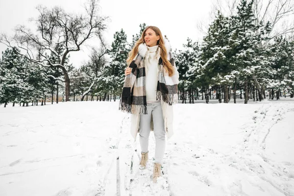 Young Beautiful Woman Winter Warm Clothes Sweater Scarf Walks Forest — Stockfoto