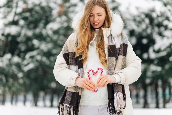 Happy Pregnant Woman Warm Winter Clothes Holding Red Candy Heart — Fotografia de Stock