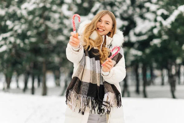 Street Portrait Beautiful Happy Smiling Woman Posing Outdoors Red Christmas — Stockfoto