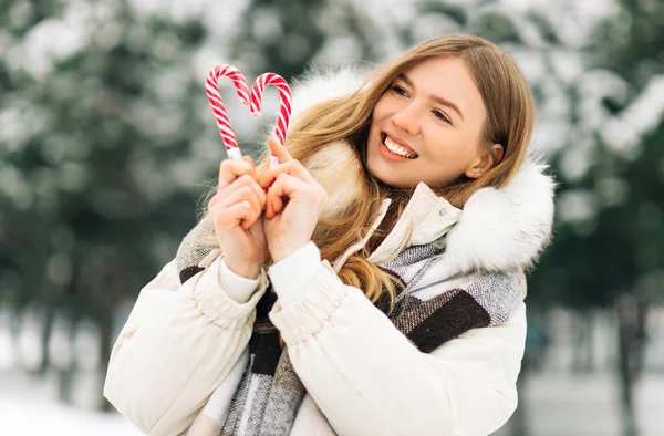 Woman Heart Shaped Lollipop Happy Woman Winter Clothes Having Fun — Stock Fotó