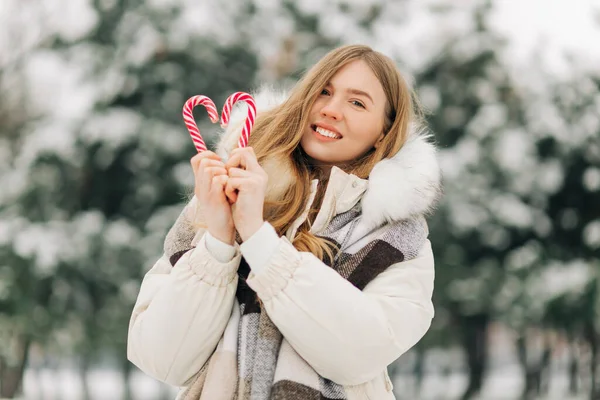 Woman Heart Shaped Lollipop Happy Woman Winter Clothes Having Fun — Stock Fotó