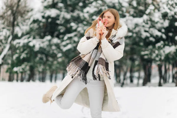 Щаслива Жінка Теплому Зимовому Одязі Розважається Замерзлий Ранок Вулиці Повний — стокове фото