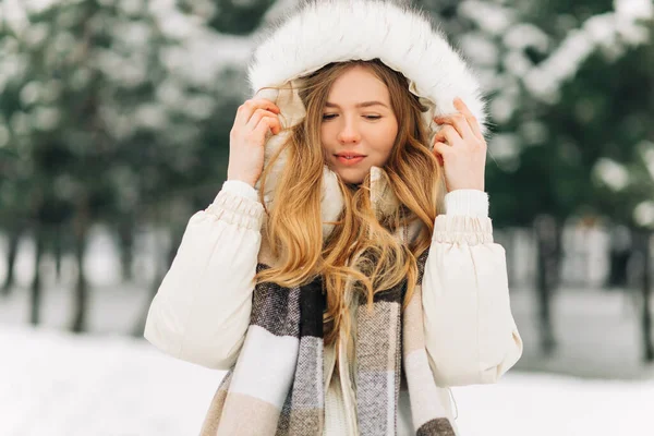 Portrait Happy Woman Woolen Sweater Enjoying Winter Moments Outdoor Photography — Fotografia de Stock