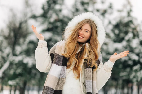Stylish Beautiful Smiling Woman Walking Street Winter Outfit Coat Plaid — Stockfoto
