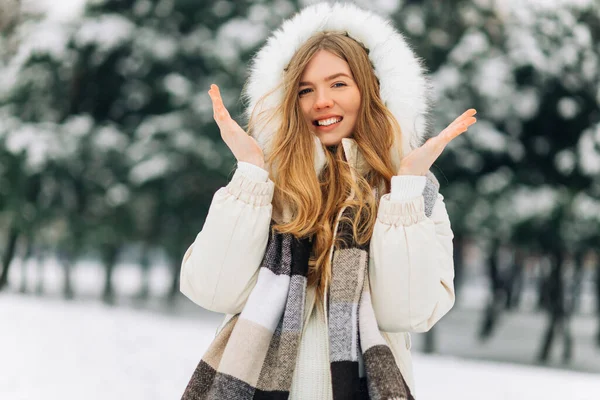 Stylish Beautiful Smiling Woman Walking Street Winter Outfit Coat Plaid — Stockfoto