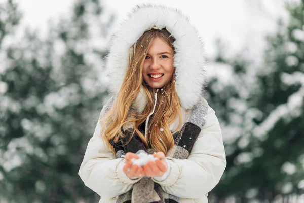 Різдвяна Щаслива Жінка Теплому Зимовому Одязі Вуличний Портрет Зимова Жінка — стокове фото