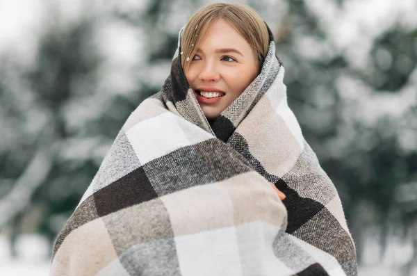 Smiling Woman Warm Blanket Standing Outdoors Winter Keeping Warm Woman — стоковое фото