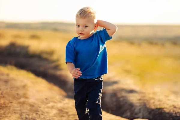 Szczęśliwy Chłopiec Biegający Letniej Łące Naturze Uśmiechnięte Dziecko Naturze Zachodzie — Zdjęcie stockowe