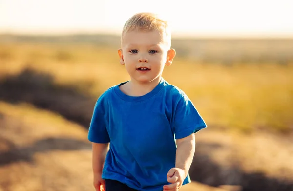 Szczęśliwy Chłopiec Biegający Letniej Łące Naturze Uśmiechnięte Dziecko Naturze Zachodzie — Zdjęcie stockowe