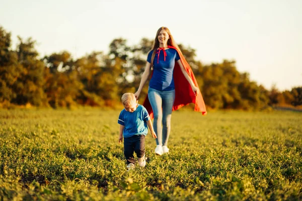 Концепція Супер Мама Дитиною Мама Плащем Супергероя Біжить Після Дитини — стокове фото