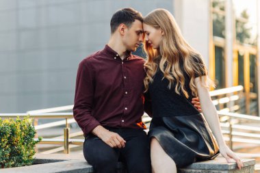 Birbirine aşık romantik bir çift, tatilde birbirine bakar, mutluluk anlarının tadını çıkarırlar. Erkek ve kadın dışarıda merdivenlerde oturmuş birlikte vakit geçiriyorlar. Buluşma, romantizm. Sevgililer Günü